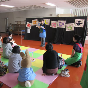 こどもたちに披露している様子