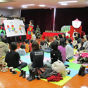 紙芝居を披露している様子