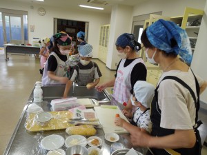 親子でクッキングで推進員が参加する親子と調理する写真