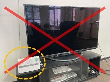 居間のテレビのそば