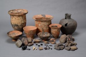 擦文土器と須恵器と石器の写真