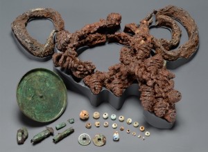 和鏡や首飾りやトンボ玉や古銭などの写真