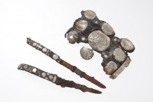 銀装飾の飾り矢筒と刀子の写真