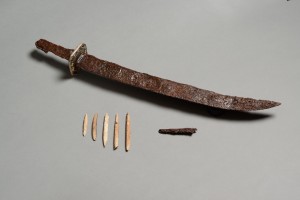 蝦夷太刀と骨製の中柄の写真