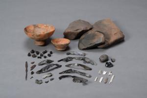 擦文土器と石器と金属製品などの写真